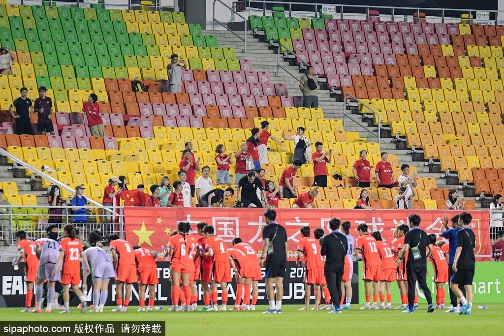 激动人心的足球比赛即将揭开序幕,球员们斗志昂扬 激动人心的足球比赛即将揭开序幕,球员们斗志昂扬