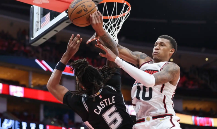 火箭大胜马刺取得三连胜 火箭大胜马刺取得三连胜