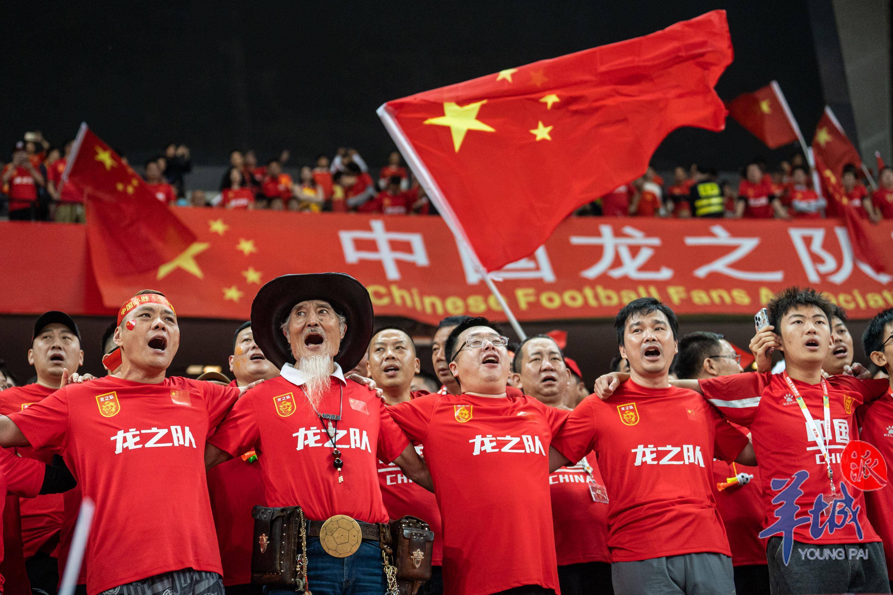 爱游戏竞技-精彩的比赛中，观众沸腾，场面震撼